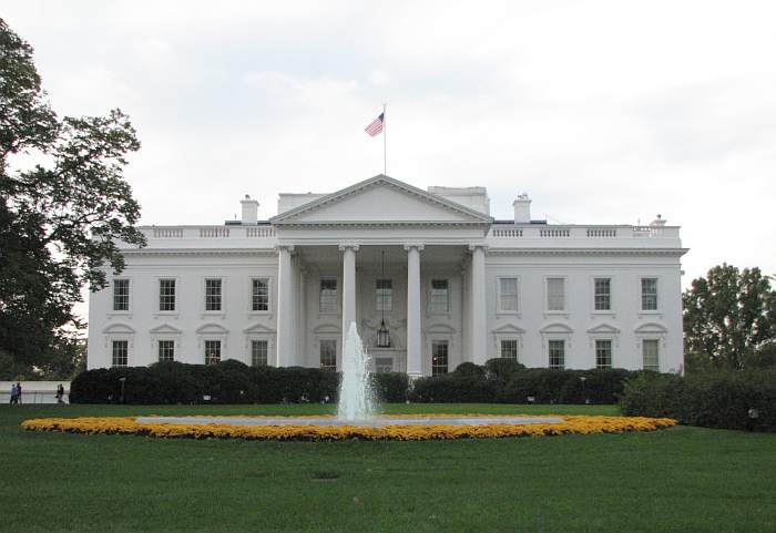 Front of the White House and fountain