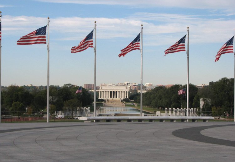 Lincoln Memorial, reflecting pool and flags