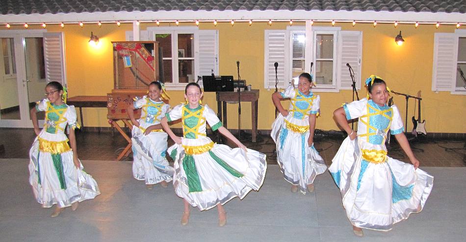 Children's folk dance group on Aruba