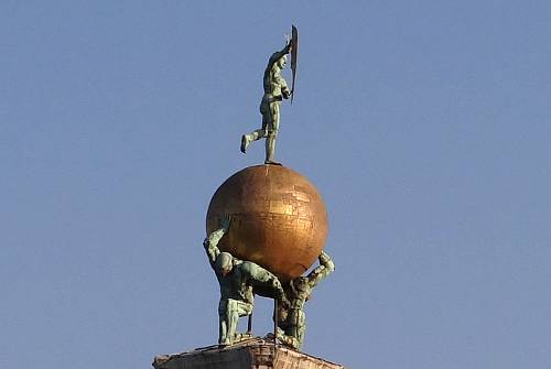 Statue of luck on the tower of the Dogana da Mar