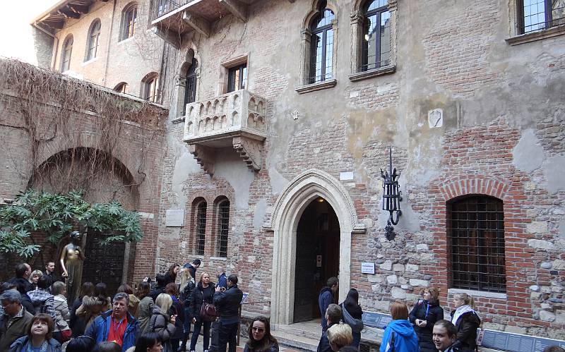 Court yard outside Juilet's house in Veorna