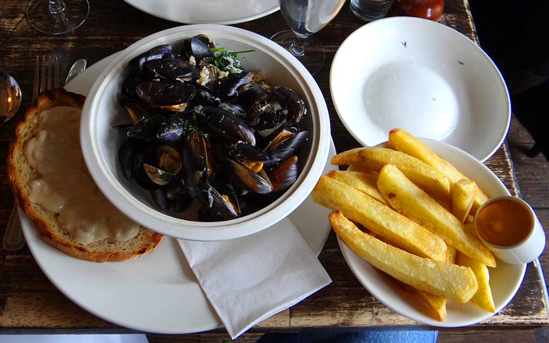 steamed cockles and mussels with crab