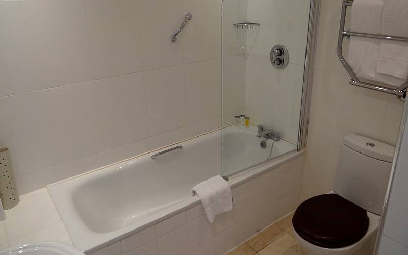 Hotel Meyrick bathroom