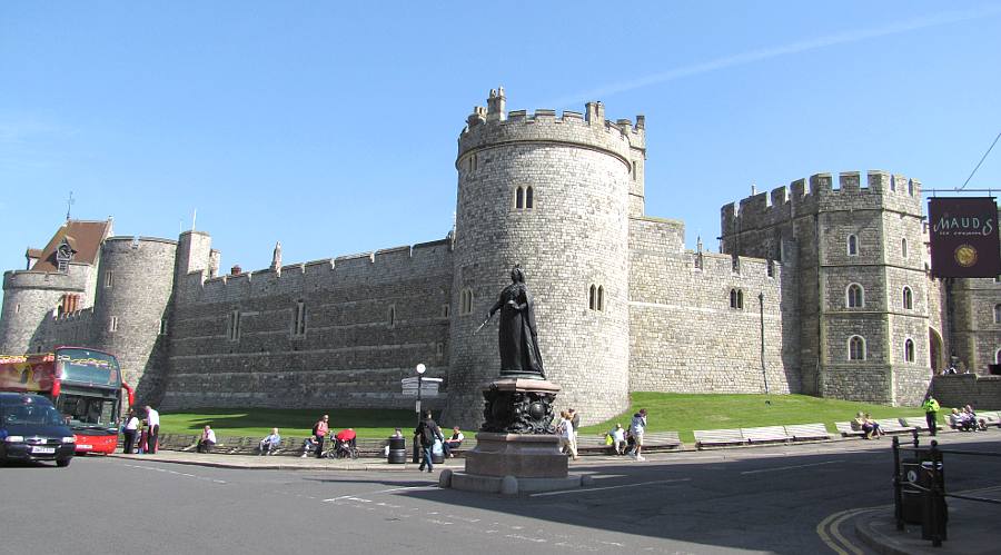 Queen Victoria statue outside Windsor Castle