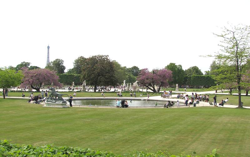 Tuileries Garden fountain, statues and the Eiffel Tour