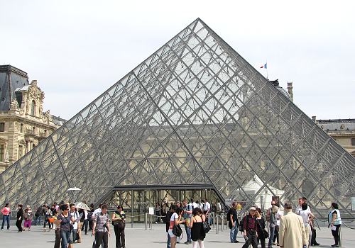 Main entrance to the Musée du Louvre - Paris