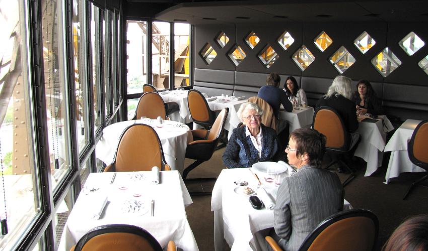 Jules Verne dinning room