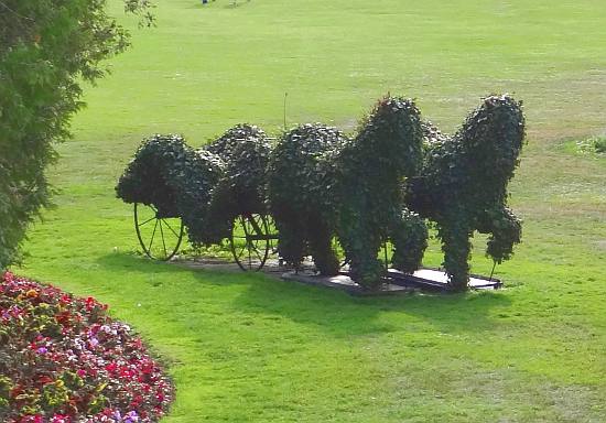 Grand Hotel topiary sculptures