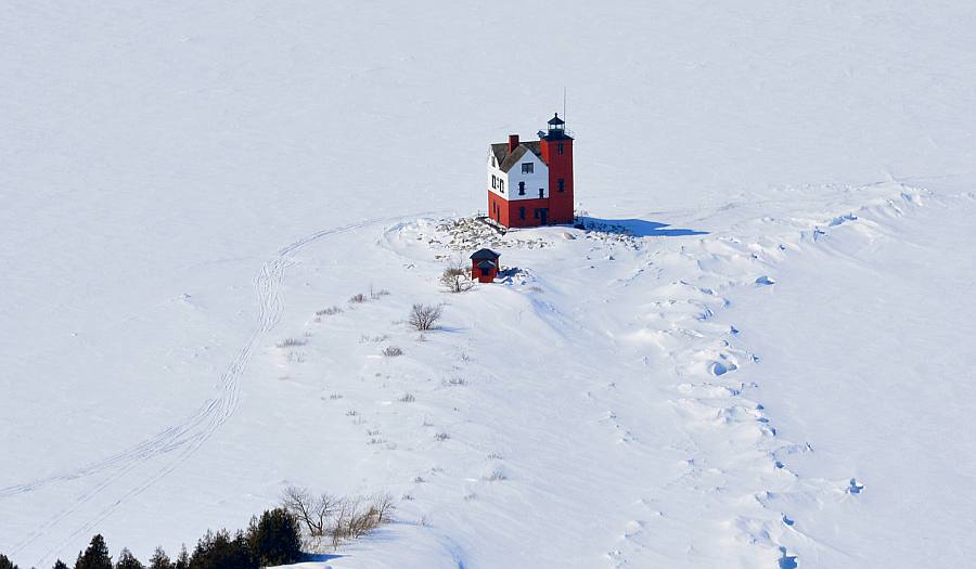 ROund Island Lighthouse with smow and ice