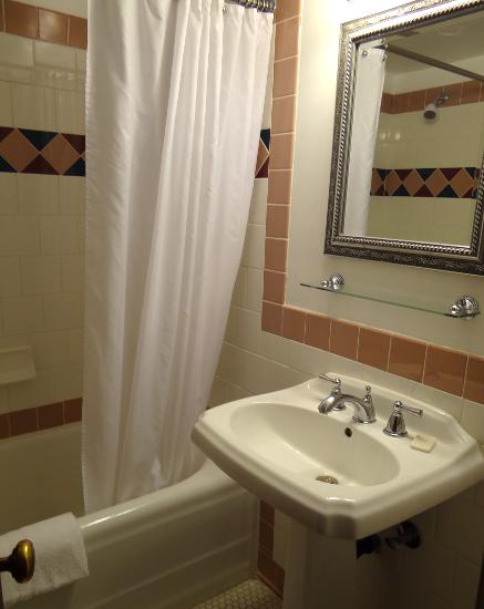 Boulder Dam Hotel bathroom